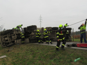 Převrácený kamion s řepou zablokoval silnici mezi Hradcem Králové a Vamberkem