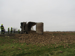 Převrácený kamion s řepou zablokoval silnici mezi Hradcem Králové a Vamberkem