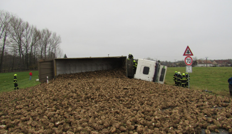 Převrácený kamion s řepou zablokoval silnici mezi Hradcem Králové a Vamberkem
