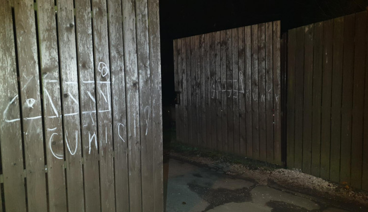 Policie poslala seniorku na záchytku, za odměnu jim na vrata do areálu nakreslila prase