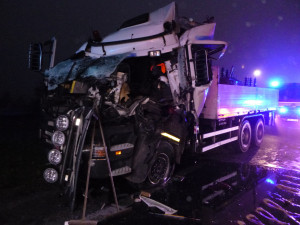 FOTO: Po dnešní ranní nehodě zůstal v kabině kamionu zaklíněný řidič. Vyprostit ho museli hasiči