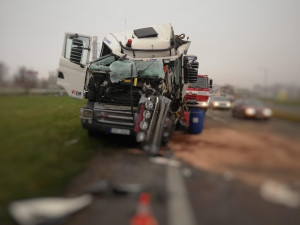 Po dnešní ranní nehodě zůstal v kabině kamionu zaklíněný řidič. Vyprostit ho museli hasiči