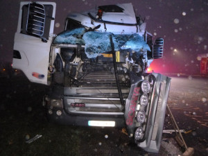 Po dnešní ranní nehodě zůstal v kabině kamionu zaklíněný řidič. Vyprostit ho museli hasiči