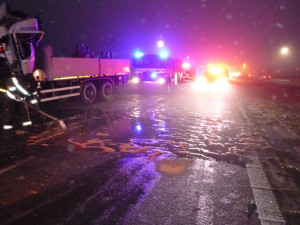 Po dnešní ranní nehodě zůstal v kabině kamionu zaklíněný řidič. Vyprostit ho museli hasiči