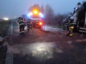 Po dnešní ranní nehodě zůstal v kabině kamionu zaklíněný řidič. Vyprostit ho museli hasiči