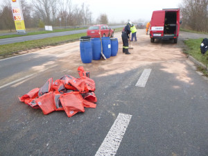 Po dnešní ranní nehodě zůstal v kabině kamionu zaklíněný řidič. Vyprostit ho museli hasiči