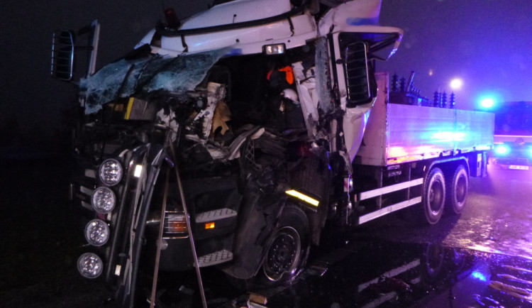 Po dnešní ranní nehodě zůstal v kabině kamionu zaklíněný řidič. Vyprostit ho museli hasiči