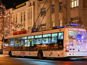 Dva vánoční stromy a desetitisíce žároviček. Takhle vypadá vánoční Hradec Králové