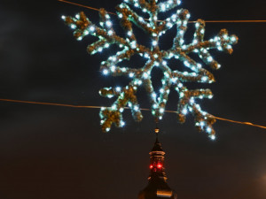 Dva vánoční stromy a desetitisíce žároviček. Takhle vypadá vánoční Hradec Králové