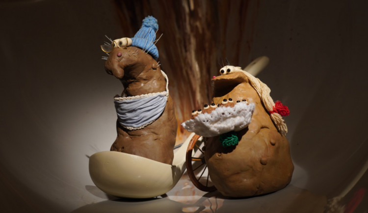 Hlavní role jsou docela neobvyklé a pro mnohé možná i nechutné, jsou to totiž hovínka.