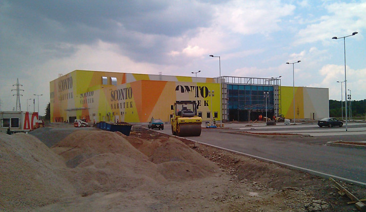 Na Hradubické vyrostou další obchoďáky, nejspíš XXX Lutz a Möebelix