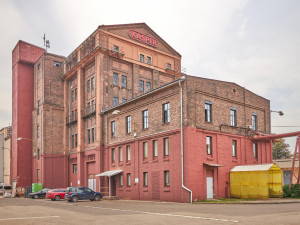 Manželé Kasperovi mají pro Trutnov netradiční vánoční dárek. Ze svého staví galerii moderního umění