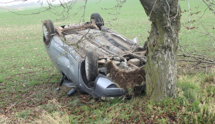 U Jasenné se auto otočilo na střechu, řidič nikde