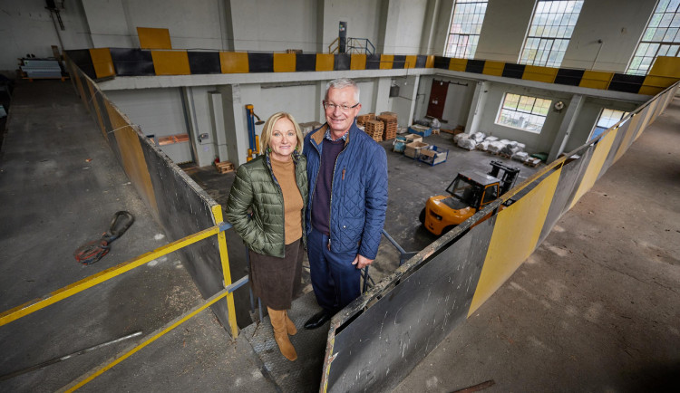 Manželé Kasperovi mají pro Trutnov netradiční vánoční dárek. Ze svého staví galerii moderního umění