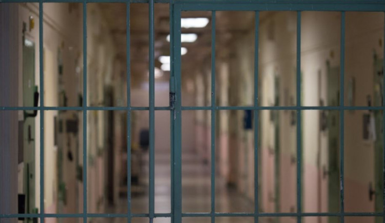 Muž přišel policisty poprosit, aby ho na zimu zavřeli do vězení. Už je tam.