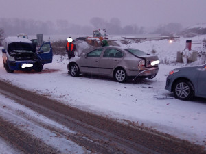 Počasí v kraji dává zabrat řidičům i hasičům. Se sněhem a ledovkou je třeba počítat celý den