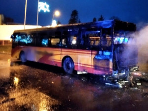 Na autobusovém nádraží v Trutnově se vznítil autobus, může za to technická závada