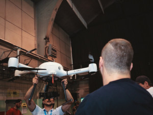 Létáte s dronem? Začnou platit nová přísnější pravidla pro jejich provozování