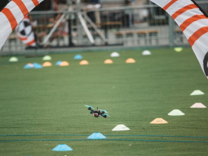 Létáte s dronem? Začnou platit nová přísnější pravidla pro jejich provozování