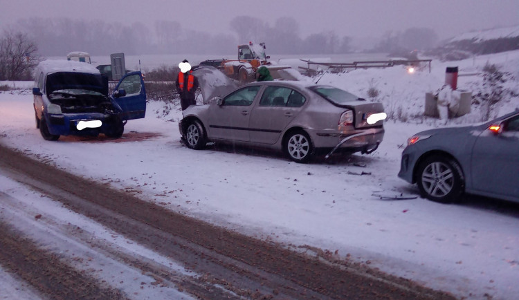 Počasí v kraji dává zabrat řidičům i hasičům. Se sněhem a ledovkou je třeba počítat celý den