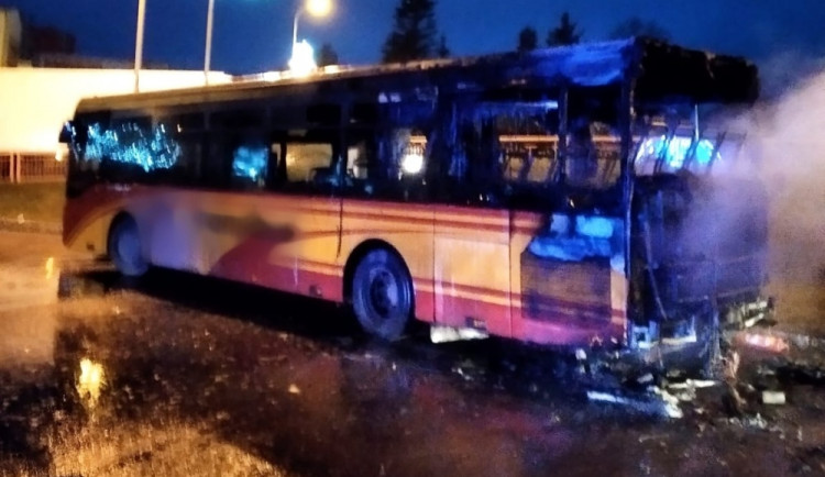 Na autobusovém nádraží v Trutnově hořel autobus, může za to technická závada
