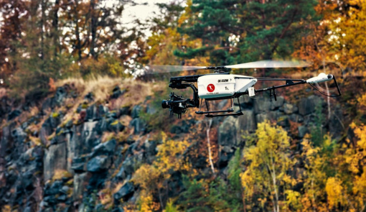 Létáte s dronem? Začnou platit nová přísnější pravidla pro jejich provozování