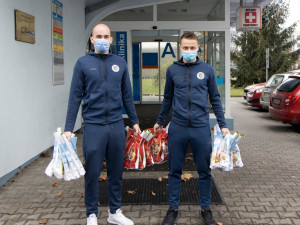 Hradečtí fotbalisté přivezli dětem do nemocnice mikulášské balíčky