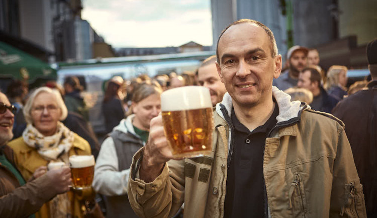 Smíchovští sládci zvou do znovu otevřených hospod na čerstvou várku piva.