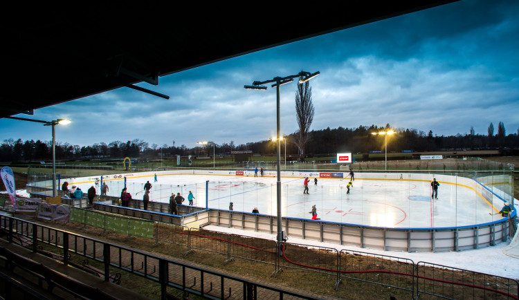 Sousední Pardubice otevírají venkovní kluziště. Na ledě může být maximálně 50 bruslařů
