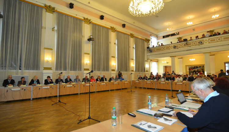 Hradec má za sebou bouřlivé jednání zastupitelstva. Hanousek zůstává náměstkem, naopak Pourová ve vedení města končí