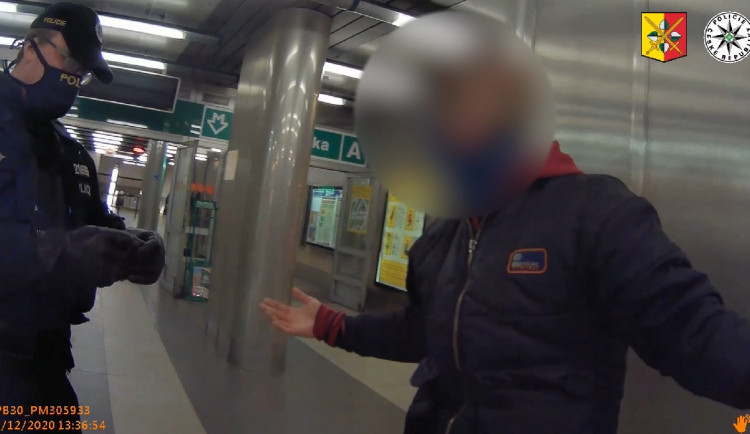 VIDEO: Policisté výtržníka dopadli během několika minut. Muž pod vlivem alkoholu byl agresivní také na policisty