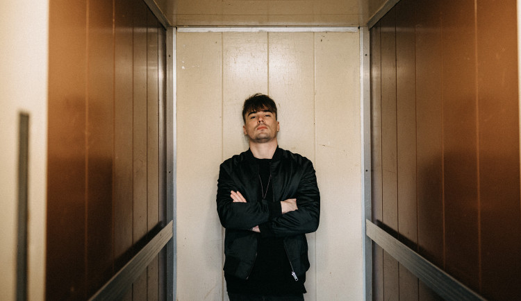 Jeho klip z Benešovky vidělo přes půl milionu lidí, teď vydává CANN první desku Nesplacený dluh