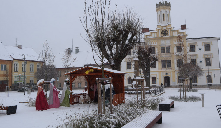 Česká Skalice si přichystala vánoční novinku. Na náměstí mají betlém s postavami v životní velikosti
