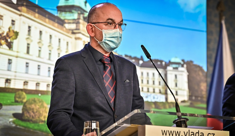 Nebuď jako Karel, buď jako Eliška! Ministerstvo představilo, jak správně nosit roušku i to, jak budou vypadat Vánoce