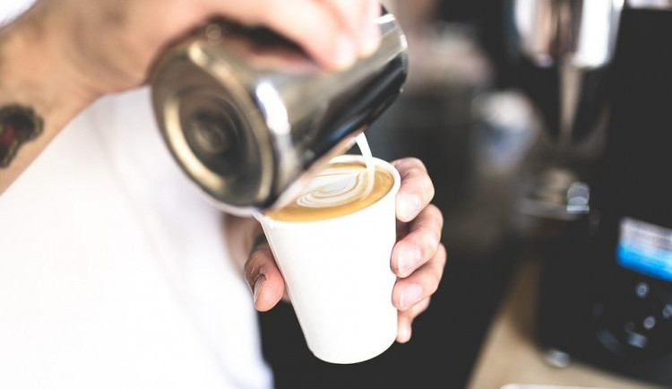 Podle opraveného nařízení se nesmí prodávat ani káva s sebou