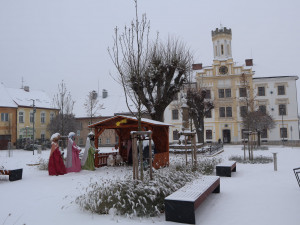 Česká Skalice si přichystala vánoční novinku. Na náměstí mají betlém s postavami v životní velikosti