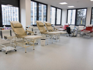 Fakultní nemocnice Hradec Králové má novou transfuzní budovu. Stála 140 milionů korun