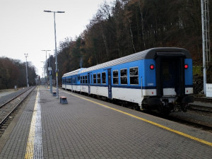 Do vlaků Českých drah z Liberce do Pardubic umístili někteří z jejich zaměstnanců parte. Loučili se s cestujícími