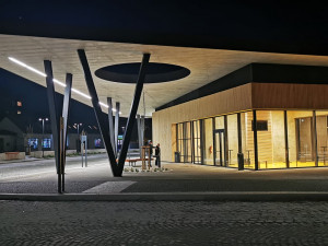 FOTO: Nová Paka má nový autobusový terminál. Fungovat začal včera