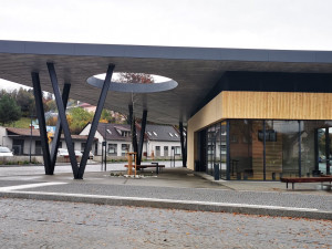 FOTO: Nová Paka má nový autobusový terminál. Fungovat začal včera