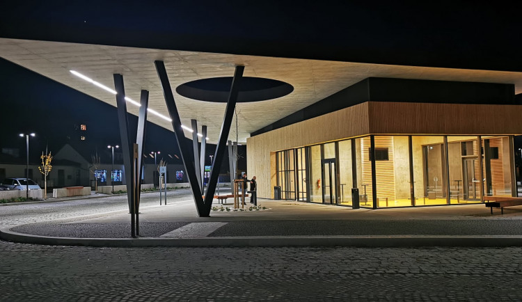 FOTO: Nová Paka má nový autobusový terminál. Fungovat začal včera