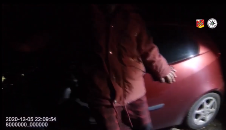 VIDEO: Po kilometru jízdy řidič usnul a zaparkoval v protisměru. Nebyl schopný ani dýchnout