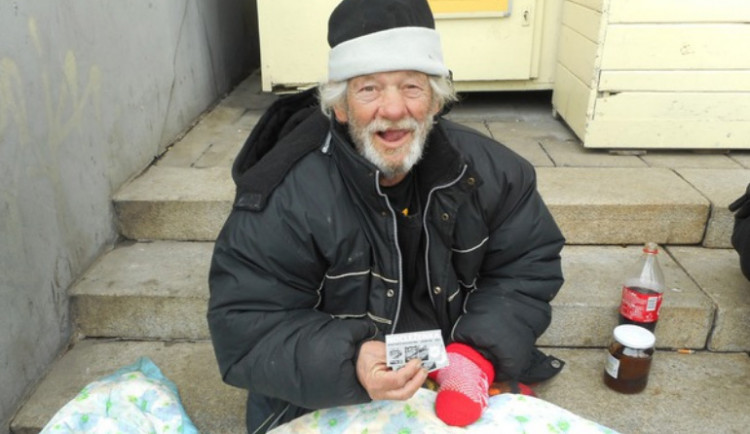 Originální vánoční dárek? Co takhle noc v teple pro člověka bez domova?