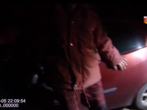 VIDEO: Po kilometru jízdy řidič usnul a zaparkoval v protisměru. Nebyl schopný ani dýchnout