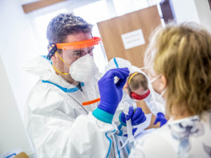 Fakultní nemocnice Hradec Králové spouští antigenní testování. Termín je třeba si rezervovat