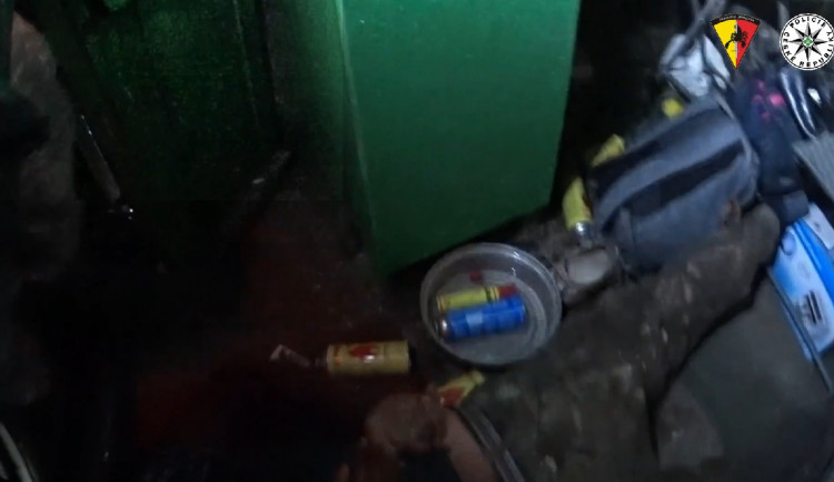 VIDEO: Kriminalisté zadrželi tři osoby, které na chatě v Lipencích vyráběly a prodávaly drogy