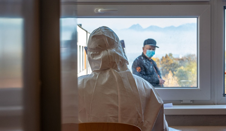 Zájem o antigenní testování? Hradec Králové má před svátky plno, ostatní termíny v kraji rychle mizí