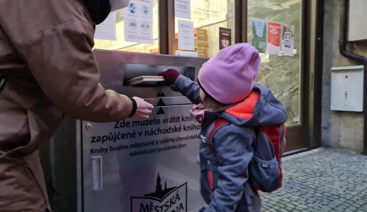 Náchodská knihovna má nový bibliobox