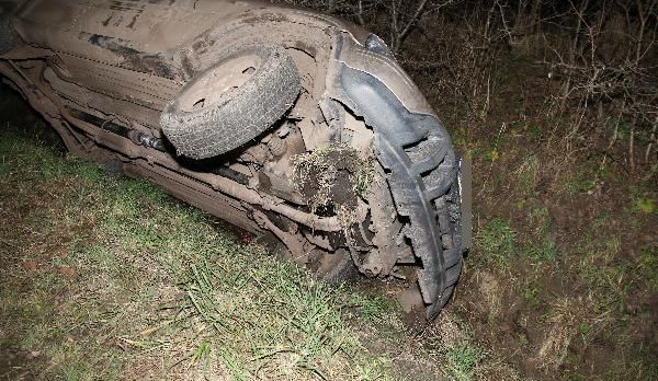 Pravděpodobně opilý řidič dvakrát naboural a utekl. Auto nechal na boku v příkopu