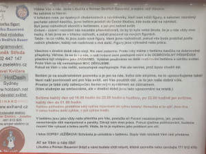 Majitel osvětleného domu v Jaroměři čelí útokům na sociálních sítích. Nenecháme se znechutit, svítíme dál, vzkazuje